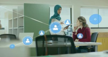 Ofisteki tablet kullanan çeşitli kadın meslektaşların ikonlarla olan bağlantılarının animasyonu. Teknoloji, iş ve dijital arayüz kavramı dijital olarak oluşturulmuş video.