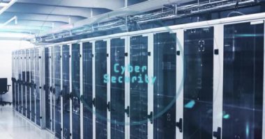 Bilgisayar sunucuları üzerinde zarf simgeleriyle dijital veri işleme animasyonu. Dijital olarak oluşturulmuş küresel bağlantılar, hesaplama ve veri işleme kavramı.