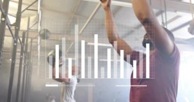 Spor salonunda tıp topu atan farklı insanların finansal veri işleme animasyonları. Küresel hesaplama, finans, spor, iletişim ve dijital arayüz kavramı dijital olarak oluşturulmuş video.