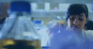 Melez kadın bilim adamının laboratuvarda bilimsel veri işleme animasyonu. Küresel bilim, bağlantılar, hesaplama ve veri işleme kavramı dijital olarak oluşturulmuş video.