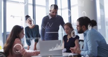 Veri işleme ve diyagramlarının animasyonu ofiste iş tartışan çeşitli meslektaşlar üzerine. Teknoloji, iş ve dijital arayüz kavramı dijital olarak oluşturulmuş video.