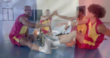 Sahadaki çeşitli basketbol oyuncuları yerine Fransa bayrağı animasyonu. Küresel spor, rekabet, bağlantılar, hesaplama ve veri işleme kavramı dijital olarak oluşturulmuş video.