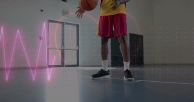 Sahadaki Afrikalı Amerikalı basketbolcu üzerinden dijital veri işleme animasyonu. Küresel spor, rekabet, bağlantılar, hesaplama ve veri işleme kavramı dijital olarak oluşturulmuş video.