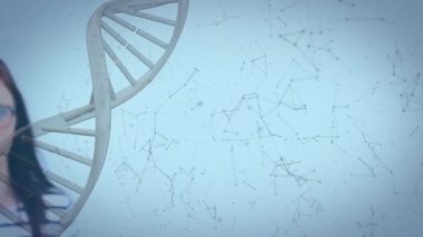 DNA ipliği üzerinde gözlüklü ve molekülleri olan beyaz kadın animasyonu. Küresel bilim, bağlantılar, hesaplama ve veri işleme kavramı dijital olarak oluşturulmuş video.