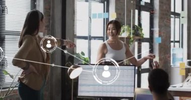 Ofisteki çeşitli iş adamları üzerinde bağlantıları olan dijital simgelerin canlandırılması. Küresel finans, iş, bağlantılar, hesaplama ve veri işleme kavramı dijital olarak oluşturulmuş video.