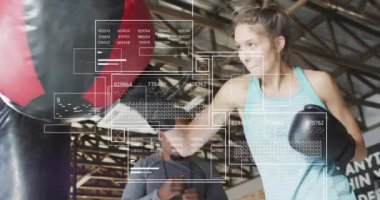 Erkek eğitmenle melez kadın boksu üzerine dijital veri işleme animasyonu. Küresel spor, fitness, bağlantılar, hesaplama ve veri işleme kavramı dijital olarak oluşturulmuş video.