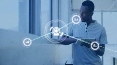 Afro-Amerikan iş adamlarının tablet kullanarak simgelerle olan bağlantılarının animasyonu. Teknoloji, iş ve dijital arayüz kavramı dijital olarak oluşturulmuş video.