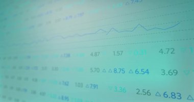 Yeşil arka planda finansal veri işleme animasyonu. Dijital olarak oluşturulmuş küresel bağlantılar, hesaplama ve veri işleme kavramı.