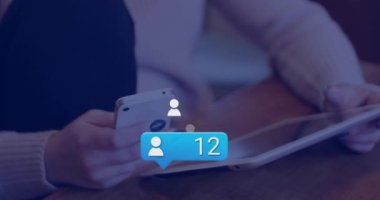 Tablet kullanan beyaz kadın üzerinde dijital simgelerin işlenmesi. Dijital olarak oluşturulmuş küresel bağlantılar, hesaplama ve veri işleme kavramı.