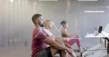 Spor salonundaki kürekçiyi kullanarak farklı insanların finansal veri işleme animasyonu. Küresel hesaplama, finans, spor, iletişim ve dijital arayüz kavramı dijital olarak oluşturulmuş video.