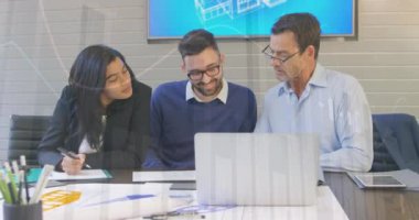 Ofisteki çeşitli iş adamları üzerinde finansal veri işleme animasyonu. Küresel finans, iş, bağlantılar, hesaplama ve veri işleme kavramı dijital olarak oluşturulmuş video.