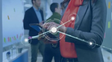 Tablet kullanan beyaz iş kadınının üzerindeki noktalarla olan bağlantıların animasyonu. Küresel finans, iş, bağlantılar, hesaplama ve veri işleme kavramı dijital olarak oluşturulmuş video.