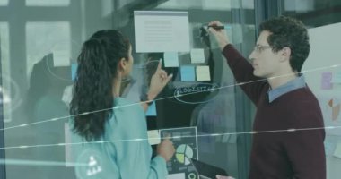 Muhtelif meslekdaşların ofiste not almaları üzerine ikonlarla olan bağlantı ağının animasyonu. Teknoloji, iş ve dijital arayüz kavramı dijital olarak oluşturulmuş video.