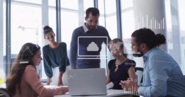 Veri işleme ve diyagramlarının animasyonu ofiste iş tartışan çeşitli meslektaşlar üzerine. Teknoloji, iş ve dijital arayüz kavramı dijital olarak oluşturulmuş video.