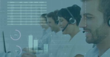 Telefon kulaklıkları ve bilgisayarlar kullanılarak çeşitli meslektaşlar üzerinde finansal veri işleme animasyonu. Küresel iş, finans, bilgisayar ve dijital arayüz kavramı dijital olarak oluşturulmuş video.