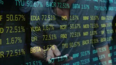 Akıllı telefon kullanan beyaz adamın finansal veri işleme animasyonu. Küresel iş, finans, bilgisayar ve dijital arayüz kavramı dijital olarak oluşturulmuş video.