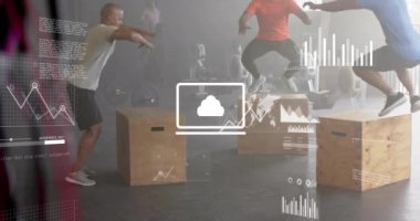 Çeşitli insanların spor salonundaki kutulara atlamaları üzerine finansal veri işleme animasyonu. Küresel hesaplama, finans, spor, iletişim ve dijital arayüz kavramı dijital olarak oluşturulmuş video.