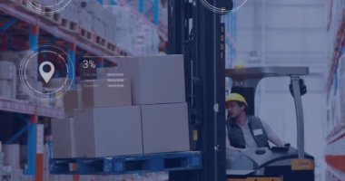 Depoda çalışan beyaz adam hakkında ikonlar ve veri işleme animasyonları. Küresel gönderim, finans, iş, bağlantılar, hesaplama ve veri işleme kavramı dijital olarak oluşturulmuş video.