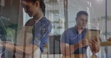 Kahve yapan melez kadın baristanın mali veri işleme animasyonu. Küresel iş, finans, bilgisayar ve dijital arayüz kavramı dijital olarak oluşturulmuş video.