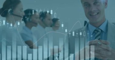 Telefon kulaklıkları ve bilgisayarlar kullanılarak çeşitli meslektaşlar üzerinde finansal veri işleme animasyonu. Küresel iş, finans, bilgisayar ve dijital arayüz kavramı dijital olarak oluşturulmuş video.
