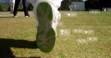 Çeşitli erkek kriket oyuncuları üzerinde artan sayılara sahip sosyal medya simgelerinin animasyonu. Dijital olarak oluşturulmuş küresel sosyal medya, spor, iletişim ve dijital arayüz kavramı.