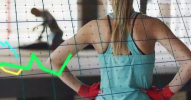 Spor salonundaki beyaz kadın hakkında finansal veri işleme animasyonu. Küresel hesaplama, finans, spor, iletişim ve dijital arayüz kavramı dijital olarak oluşturulmuş video.