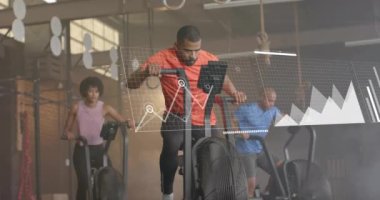 Spor salonunda eliptik bisikletler kullanan farklı insanların finansal veri işleme animasyonları. Küresel hesaplama, finans, spor, iletişim ve dijital arayüz kavramı dijital olarak oluşturulmuş video.