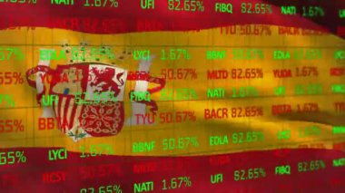 İspanya bayrağı üzerinde finansal veri işleme animasyonu. Küresel finans, iş, bağlantılar, hesaplama ve veri işleme kavramı dijital olarak oluşturulmuş video.