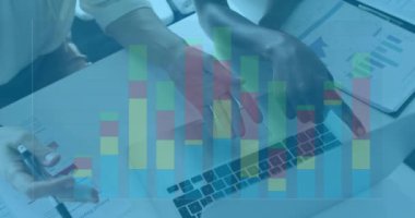 Dizüstü bilgisayarla çeşitli kadın meslektaşlar üzerinde finansal veri işleme animasyonu. Küresel iş, finans, bilgisayar, iletişim ve dijital arayüz kavramı dijital olarak oluşturulmuş video.