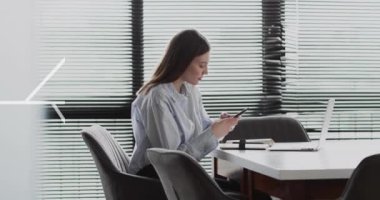 Kafkas iş kadınının ofisindeki devre kartı ve veri işleme animasyonu. Küresel finans, iş, bağlantılar, hesaplama ve veri işleme kavramı dijital olarak oluşturulmuş video.