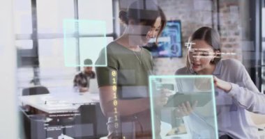 Ofisteki çeşitli iş adamları üzerinde ekran ve veri işleme animasyonları. Küresel finans, iş, bağlantılar, hesaplama ve veri işleme kavramı dijital olarak oluşturulmuş video.