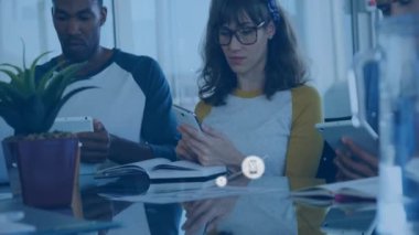 Tablet kullanan farklı iş adamlarının simgeleriyle bağlantı ağının animasyonu. Teknoloji, iş ve dijital arayüz kavramı dijital olarak oluşturulmuş video.