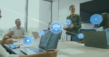 Ofisteki çeşitli iş adamları üzerinde Wi-Fi simgeleriyle bağlantı ağının animasyonu. Küresel finans, iş, bağlantılar, hesaplama ve veri işleme kavramı dijital olarak oluşturulmuş video.