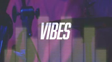 Titreşimlerin animasyonu, insanların davul çalması üzerine yazılar ve müzik eşitleyicisi. Sosyal medya, müzik, eğlence ve dijital arayüz kavramı dijital olarak oluşturulmuş video.