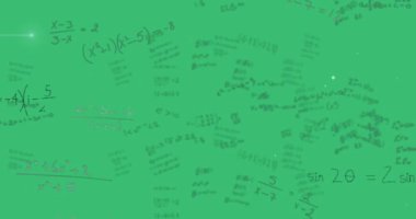 Yeşil arkaplanda dijital veri işleme animasyonu. Küresel bilim, bağlantılar, hesaplama ve veri işleme kavramı dijital olarak oluşturulmuş video.