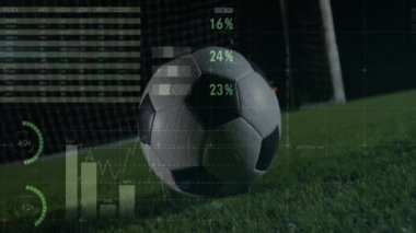 Futbolcuların topa vurması üzerine farklı veri işleme animasyonları. Küresel spor, rekabet, bağlantılar, hesaplama ve veri işleme kavramı dijital olarak oluşturulmuş video.