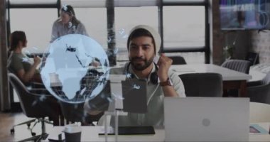 Ofisteki çeşitli iş adamları üzerinde küresel ve veri işleme animasyonu. Küresel finans, iş, bağlantılar, hesaplama ve veri işleme kavramı dijital olarak oluşturulmuş video.