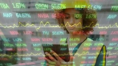 Tablet kullanan iki ırklı iş kadınının finansal veri işleme animasyonu. Küresel iş, finans, bilgisayar ve dijital arayüz kavramı dijital olarak oluşturulmuş video.