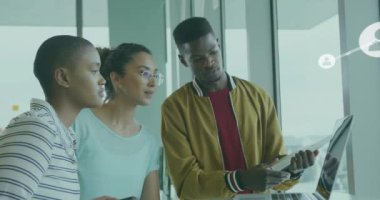 Ofisteki farklı iş adamlarının insanlarla olan bağlantılarının animasyonu. Küresel finans, iş, bağlantılar, hesaplama ve veri işleme kavramı dijital olarak oluşturulmuş video.