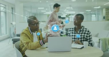 Ofisteki dizüstü bilgisayarları kullanarak farklı meslekdaşların ikonlarıyla bağlantı ağının animasyonu. Teknoloji, iş ve dijital arayüz kavramı dijital olarak oluşturulmuş video.