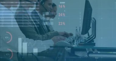 Telefon kulaklıkları ve bilgisayarlar kullanılarak çeşitli meslektaşlar üzerinde finansal veri işleme animasyonu. Küresel iş, finans, bilgisayar ve dijital arayüz kavramı dijital olarak oluşturulmuş video.