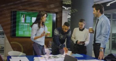 Ofisteki çeşitli iş adamları üzerinde finansal veri işleme animasyonu. Küresel finans, iş, bağlantılar, hesaplama ve veri işleme kavramı dijital olarak oluşturulmuş video.