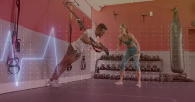 Spor salonunda egzersiz yapan farklı erkek ve kadınların veri işleme animasyonları. Spor, aktif yaşam tarzı ve dijital olarak oluşturulmuş veri işleme konsepti.