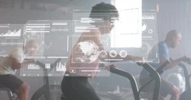 Spor salonunda eliptik bisikletler kullanan farklı insanların finansal veri işleme animasyonları. Küresel hesaplama, finans, spor, iletişim ve dijital arayüz kavramı dijital olarak oluşturulmuş video.