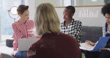 Veri işleme ve diyagramlarının animasyonu ofiste iş tartışan çeşitli meslektaşlar üzerine. Teknoloji, iş ve dijital arayüz kavramı dijital olarak oluşturulmuş video.