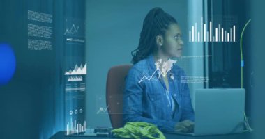 Sunucu odasındaki çift ırklı kadın çalışanın diyagramlarının ve veri işlemesinin animasyonu. Teknoloji ve dijital arayüz kavramı dijital olarak oluşturuldu.