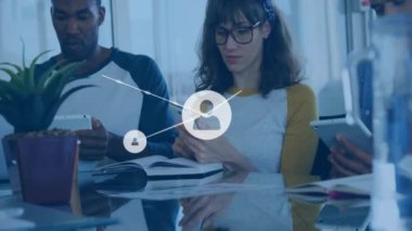 Tablet kullanan farklı iş adamlarının simgeleriyle bağlantı ağının animasyonu. Teknoloji, iş ve dijital arayüz kavramı dijital olarak oluşturulmuş video.