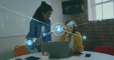 Ofisteki dizüstü bilgisayarını kullanan farklı kadın meslektaşların ikonlarla olan bağlantılarının animasyonu. Teknoloji, iş ve dijital arayüz kavramı dijital olarak oluşturulmuş video.