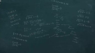 Matematiksel veri işlemenin siyah arkaplan üzerindeki animasyonu. Küresel bilim, bağlantılar, hesaplama ve veri işleme kavramı dijital olarak oluşturulmuş video.