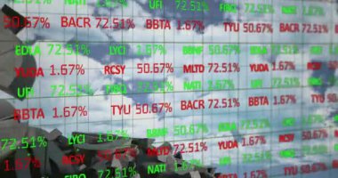 Bozuk para sembolü ve bulutlu gökyüzü üzerinde finansal veri işleme animasyonu. Küresel iş, finans, bilgisayar ve dijital arayüz kavramı dijital olarak oluşturulmuş video.